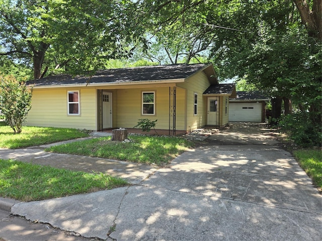 818 N Commerce St, Gainesville, TX 76240 - view of front of property with driveway and a garage