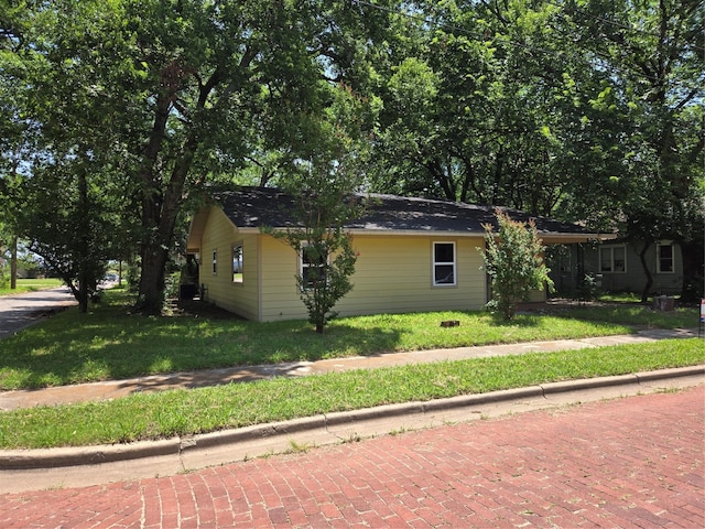 818 N Commerce St, Gainesville, TX 76240 - view of side of home with a yard