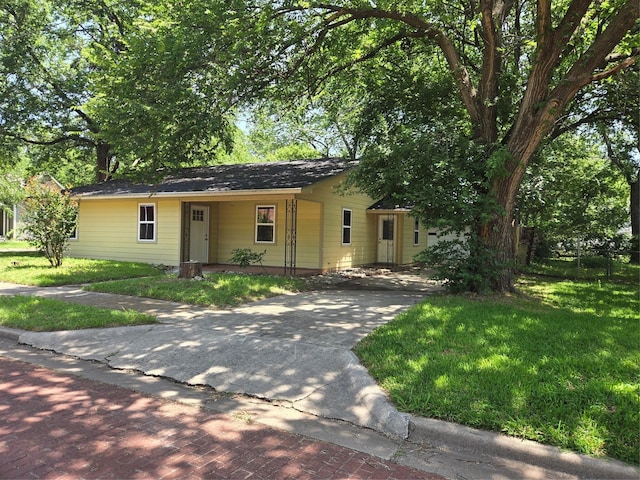 818 N Commerce St, Gainesville, TX 76240 - ranch-style house with concrete driveway