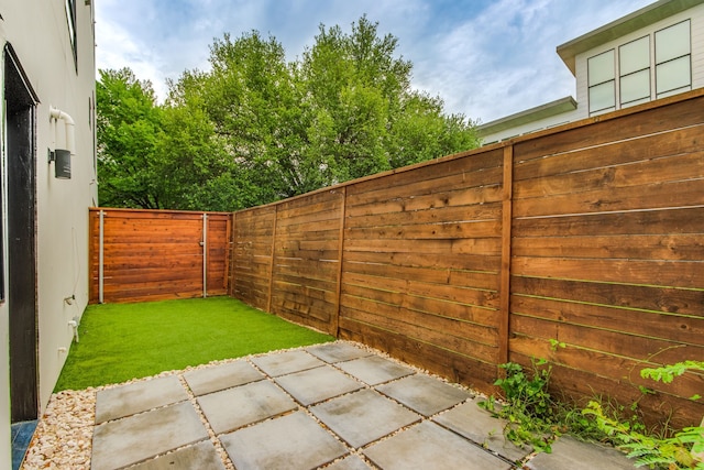 1847 Summit Ave Unit 2B, Dallas, TX 75206 - fenced backyard with a patio