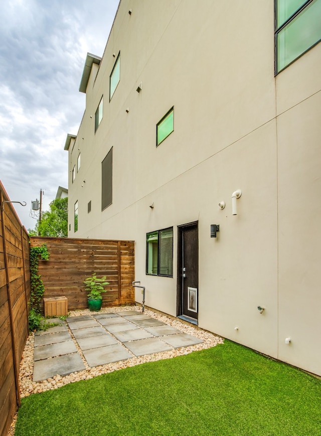 1847 Summit Ave Unit 2B, Dallas, TX 75206 - back of property with a fenced backyard, a patio area, and stucco siding