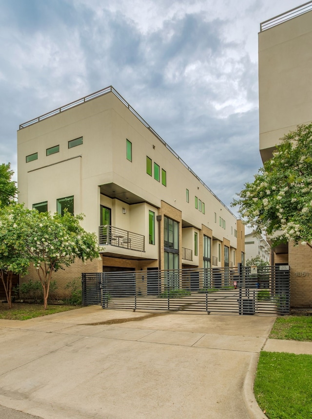 1847 Summit Ave Unit 2B, Dallas, TX 75206 - view of building exterior with concrete driveway