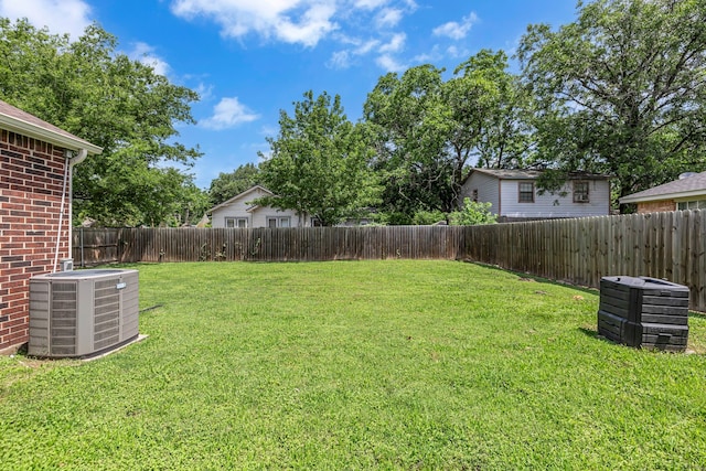 401 Magnolia St, Arlington, TX 76012 - view of fenced backyard