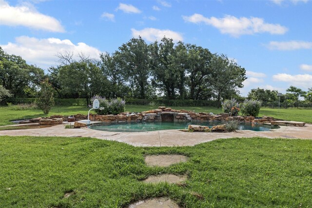805 S Duncan Creek Ct, Weatherford, TX 76087 - swimming pool featuring a lawn