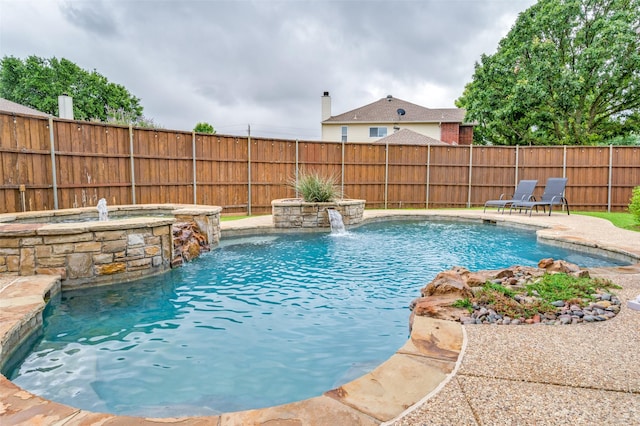 6318 White Oaks Ln, Frisco, TX 75035 - view of pool featuring a fenced backyard and a pool with connected hot tub