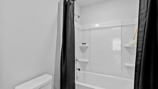 118 Gerber Ln, Boyd, TX 76023 - full bathroom featuring shower / tub combo and toilet