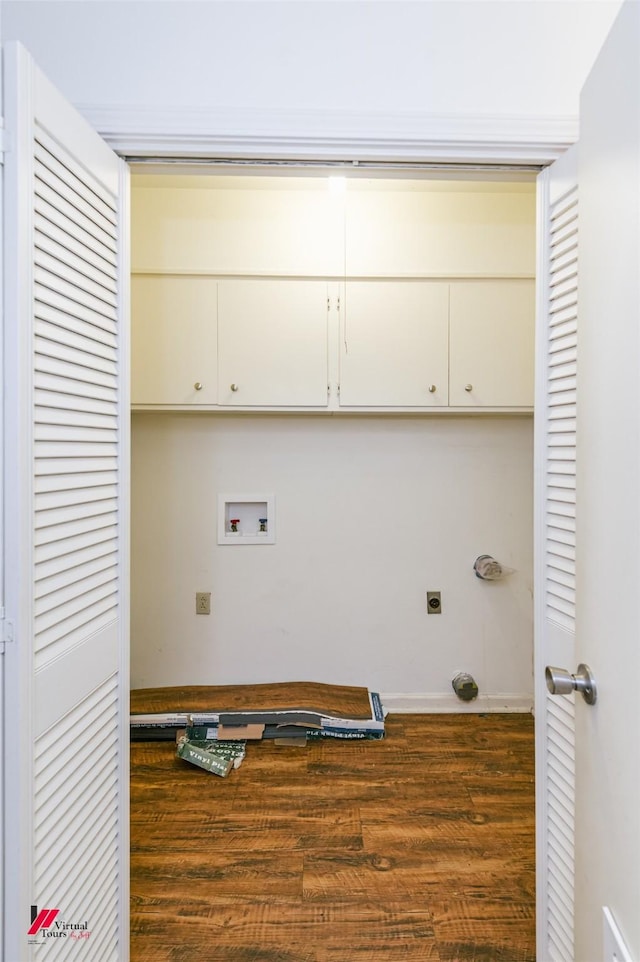 719 Edgemont St, Shreveport, LA 71106 - laundry area featuring cabinet space, electric dryer hookup, wood finished floors, and washer hookup