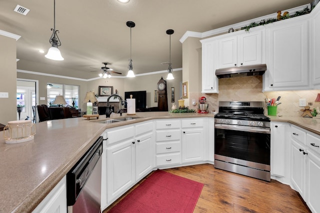 210 Oleander Pl, Waxahachie, TX 75165 - kitchen featuring gas stove, under cabinet range hood, dishwashing machine, a ceiling fan, and decorative backsplash