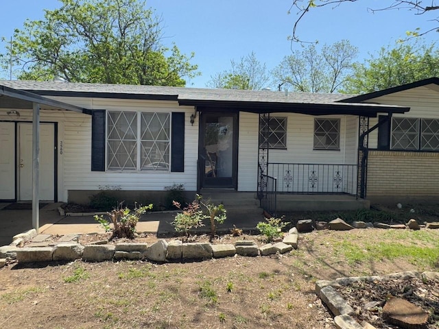 3560 Regal Rd, Fort Worth, TX 76111 - ranch-style home featuring a porch