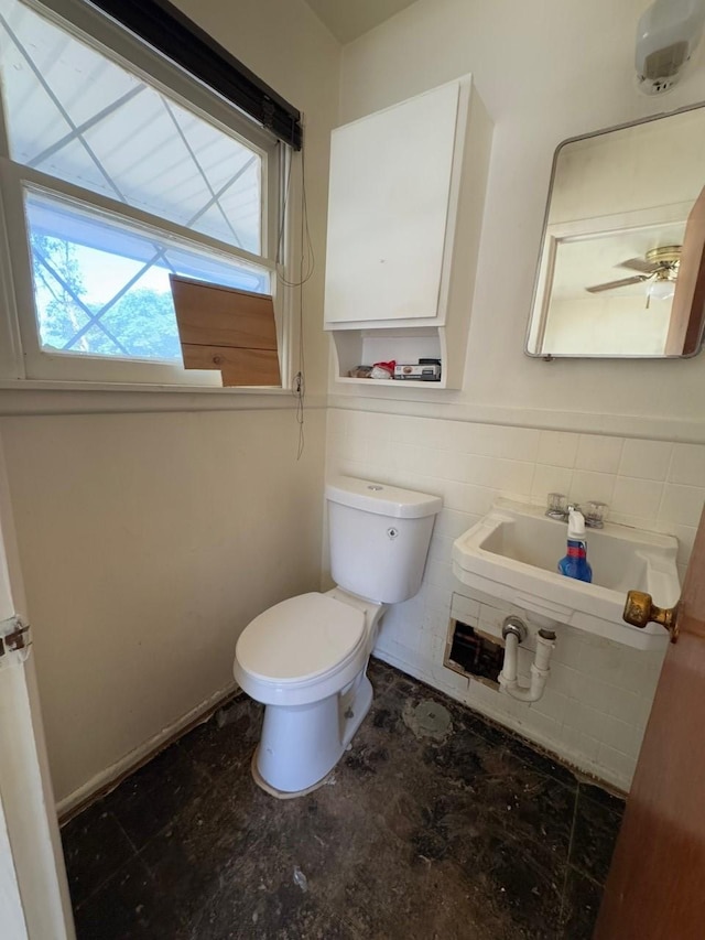3560 Regal Rd, Fort Worth, TX 76111 - bathroom featuring toilet and tile walls