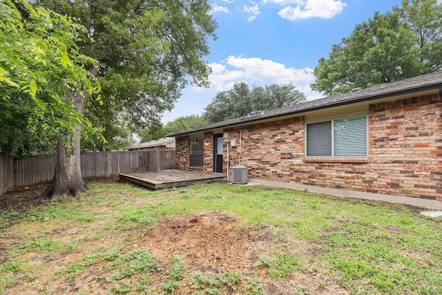 520 Hawthorne Dr, Allen, TX 75002 - fenced backyard featuring a deck