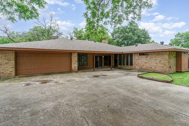 3004 Glasgow Dr, Arlington, TX 76015 - single story home featuring brick siding, a garage, and concrete driveway
