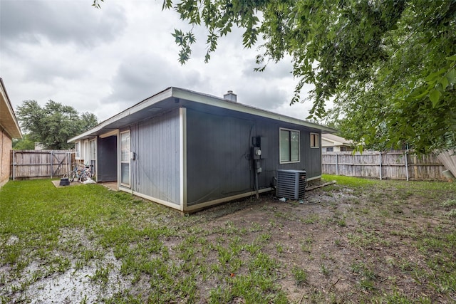 212 Valley Spring Dr, Arlington, TX 76018 - rear view of property featuring a fenced backyard