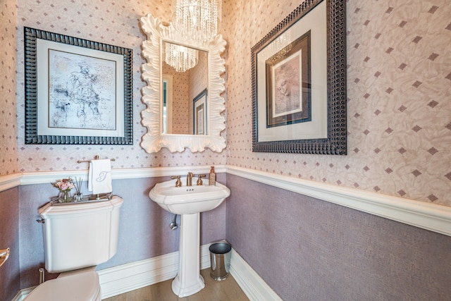 8800 Summit Point Ct, Fort Worth, TX 76179 - half bath featuring wallpapered walls, a chandelier, and a wainscoted wall