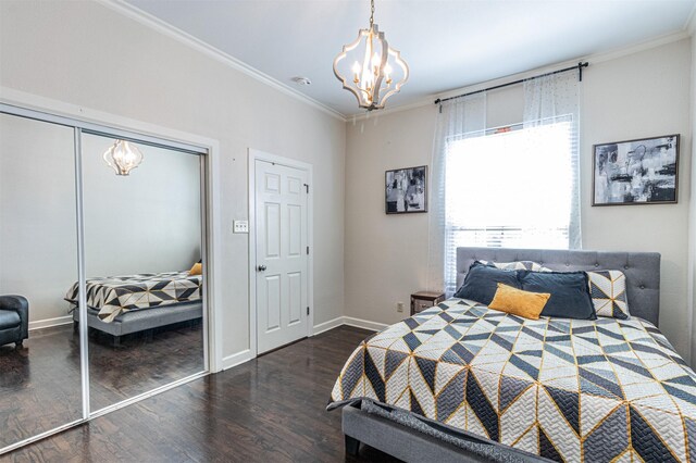 825 W 12th St, Dallas, TX 75208 - bedroom featuring a chandelier, ornamental molding, wood finished floors, and a closet