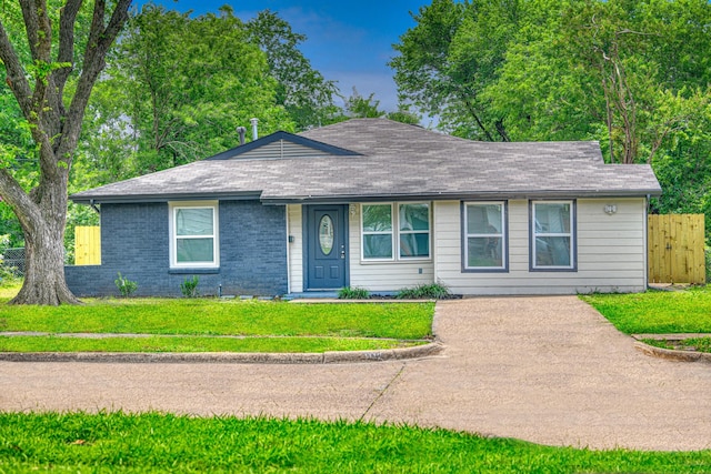 1112 Leyenda Dr, Mesquite, TX 75149 - single story home with roof with shingles and concrete driveway
