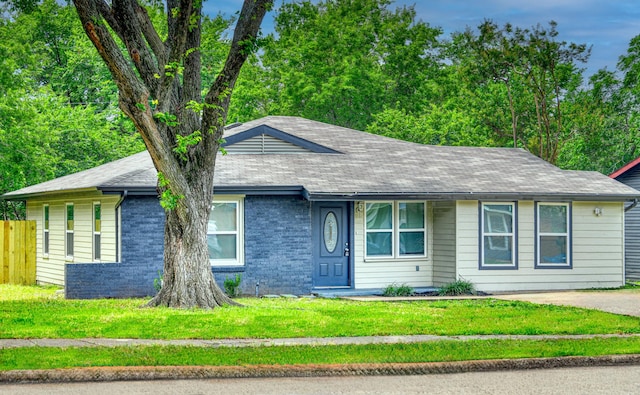 1112 Leyenda Dr, Mesquite, TX 75149 - ranch-style house with a front yard and roof with shingles