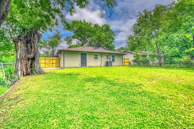 1112 Leyenda Dr, Mesquite, TX 75149 - back of property with a fenced backyard
