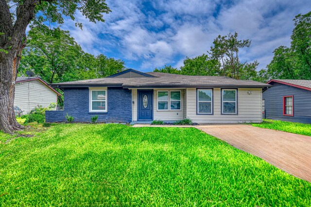 1112 Leyenda Dr, Mesquite, TX 75149 - single story home with a front lawn