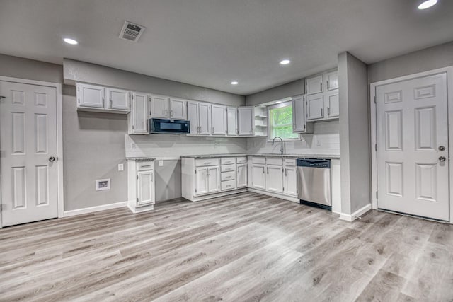 1112 Leyenda Dr, Mesquite, TX 75149 - kitchen featuring dishwasher, black microwave, light wood-style flooring, recessed lighting, and tasteful backsplash
