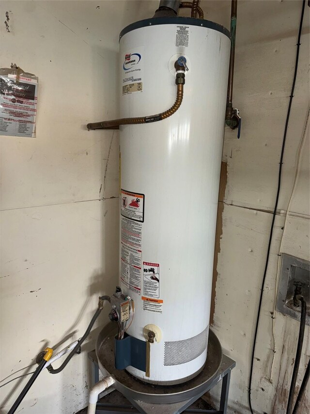 1815 Redwood St, Arlington, TX 76014 - utilities with water heater