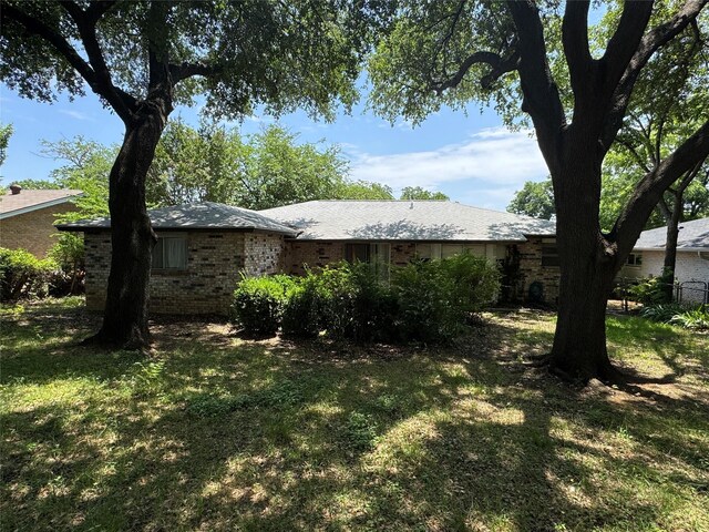 1815 Redwood St, Arlington, TX 76014 - view of front facade featuring brick siding and a front yard