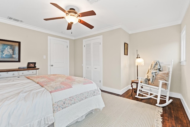 1056 Park Dr, Hillsboro, TX 76645 - bedroom featuring wood finished floors, a closet, crown molding, and ceiling fan