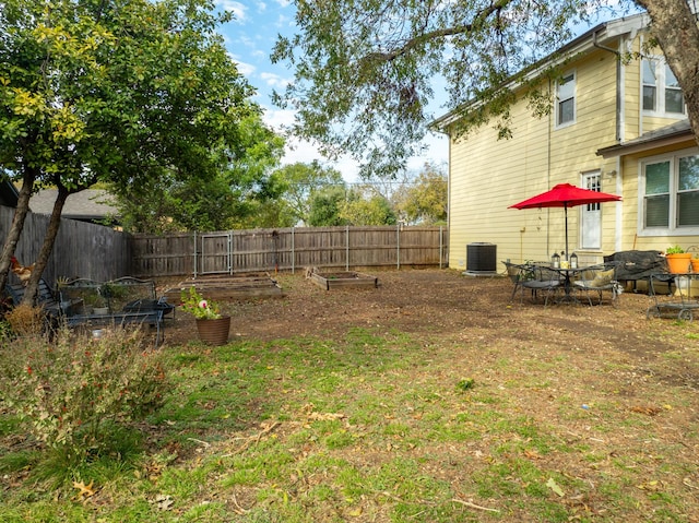 1056 Park Dr, Hillsboro, TX 76645 - fenced backyard with a garden