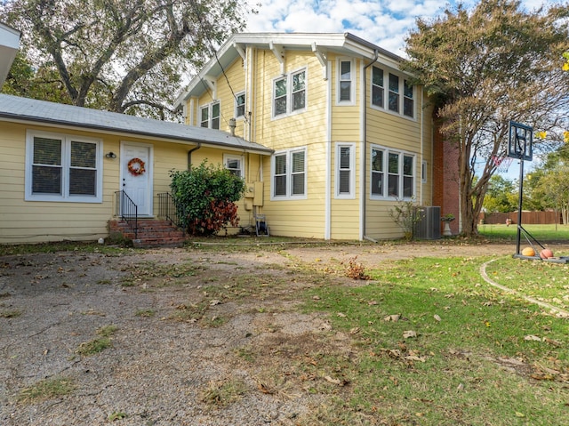1056 Park Dr, Hillsboro, TX 76645 - view of front of home featuring entry steps and a front lawn