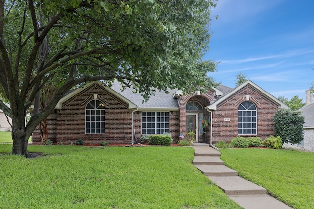 495 Bending Oaks Trl, Rockwall, TX 75087 - view of front facade featuring brick siding, a front yard, and a shingled roof