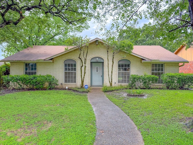 220 Hampton Ave, Corsicana, TX 75110 - ranch-style house featuring brick siding, a front yard, and roof with shingles