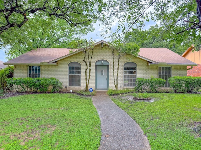 220 Hampton Ave, Corsicana, TX 75110 - single story home featuring brick siding, a front lawn, and a shingled roof
