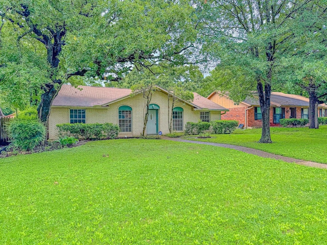 220 Hampton Ave, Corsicana, TX 75110 - ranch-style house featuring a front lawn and brick siding