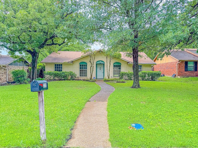 220 Hampton Ave, Corsicana, TX 75110 - ranch-style home featuring a front lawn and brick siding
