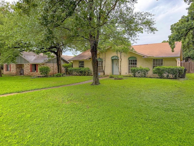 220 Hampton Ave, Corsicana, TX 75110 - single story home with brick siding
