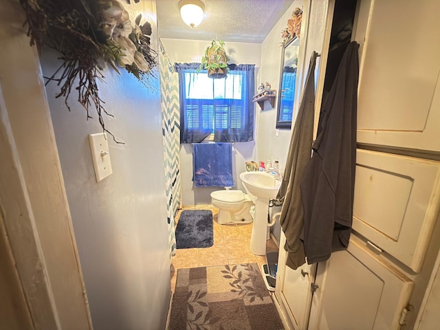 523 Bryson Ave, Athens, TX 75751 - bathroom featuring toilet and a textured ceiling