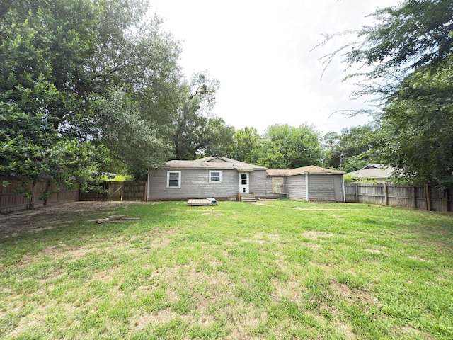 523 Bryson Ave, Athens, TX 75751 - fenced backyard with entry steps
