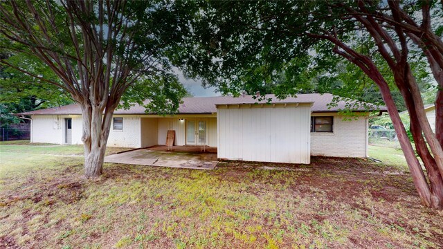 1608 Holt St, Fort Worth, TX 76103 - view of front of house with a front lawn, brick siding, and a patio
