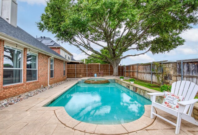 400 Patricia Ln, Highland Village, TX 75077 - view of pool featuring a fenced backyard, a pool with connected hot tub, and a patio
