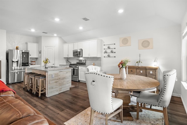 9200 S Field Ln, Arlington, TX 76002 - dining room with dark wood-style flooring, vaulted ceiling, and recessed lighting