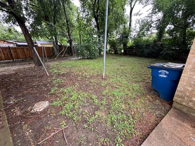 4973 Dupont Dr, Dallas, TX 75216 - view of yard