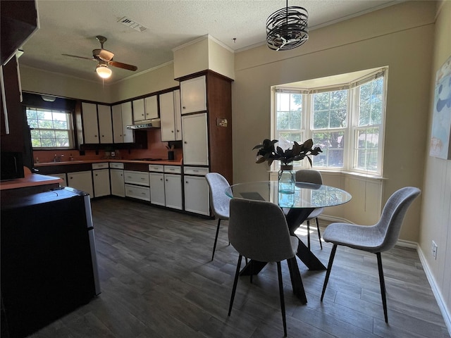 1610 Newsom Ct, Pantego, TX 76013 - kitchen with ceiling fan, dark wood finished floors, cooktop, white cabinets, and crown molding