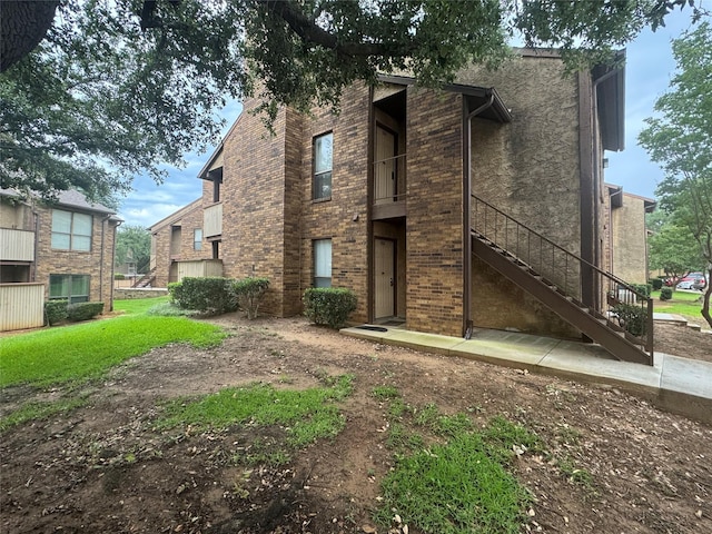 1909 Cloisters Dr Unit 1025, Arlington, TX 76011 - rear view of property with stairway and brick siding