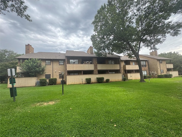 1909 Cloisters Dr Unit 1025, Arlington, TX 76011 - back of property with a chimney and a yard