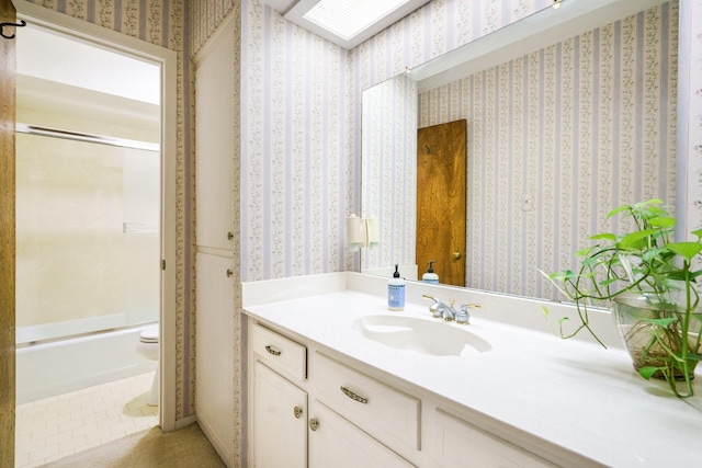 315 Ridgewood Dr, Richardson, TX 75080 - full bath with vanity, enclosed tub / shower combo, and wallpapered walls