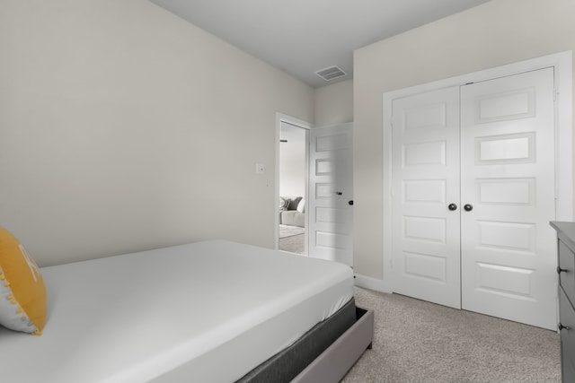 711 Prairie Falcon Dr, Arlington, TX 76005 - bedroom with light colored carpet and a closet