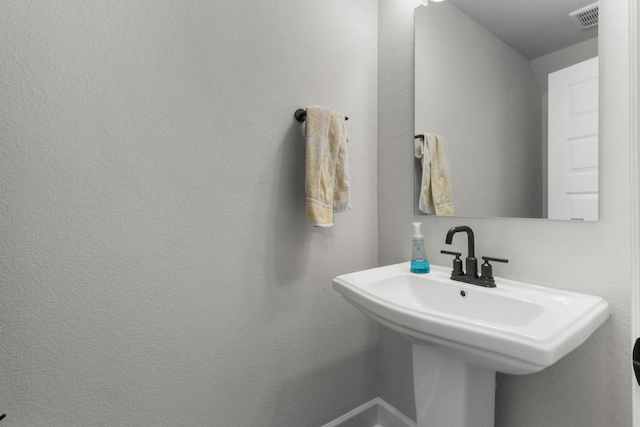 711 Prairie Falcon Dr, Arlington, TX 76005 - bathroom featuring a sink