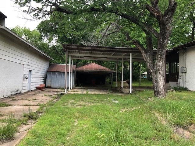 808 W 7th St, Bonham, TX 75418 - view of grassy yard with an outbuilding