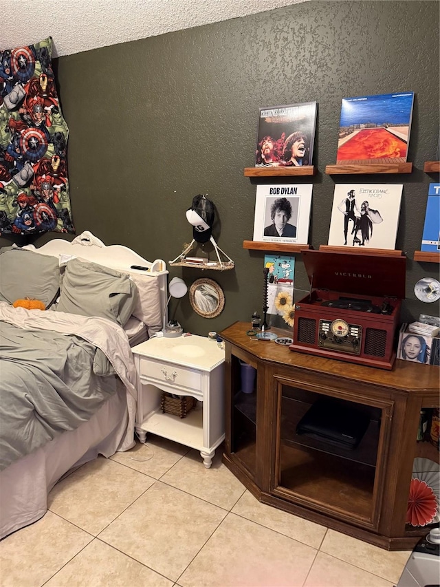 907 Dogwood St, Waco, TX 76706 - tiled bedroom featuring a textured wall and a textured ceiling