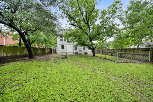 1301 W 2nd Ave, Corsicana, TX 75110 - view of fenced backyard